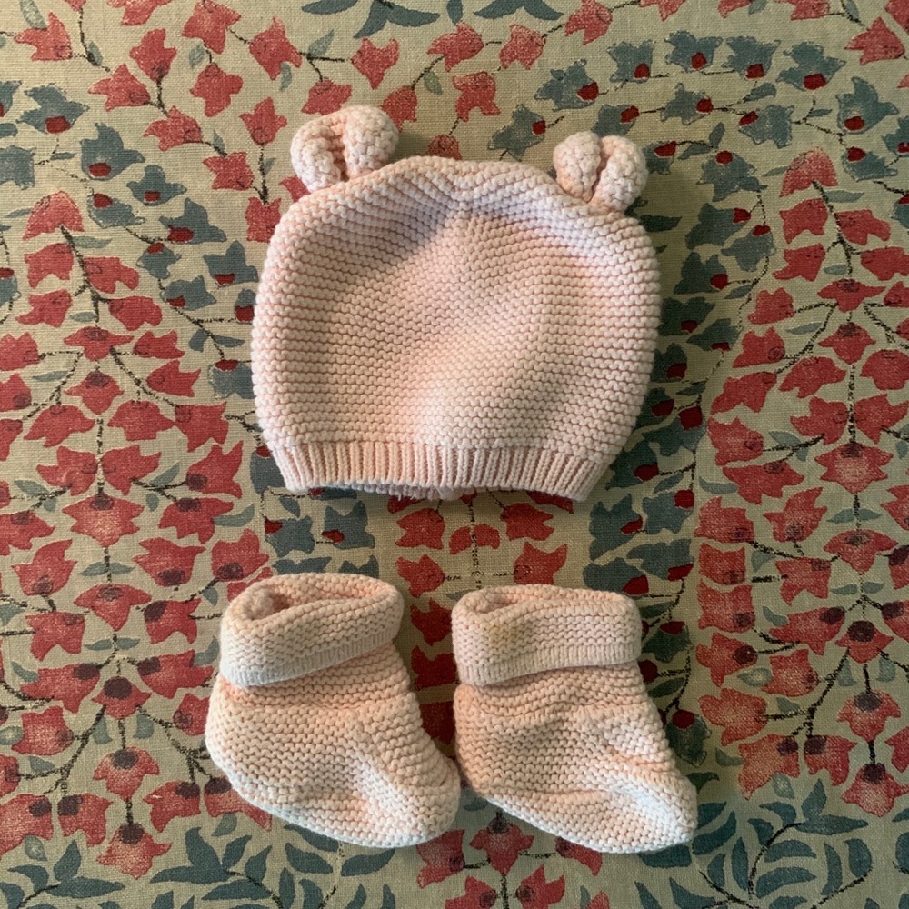 Newborn warm sweater hat and booties